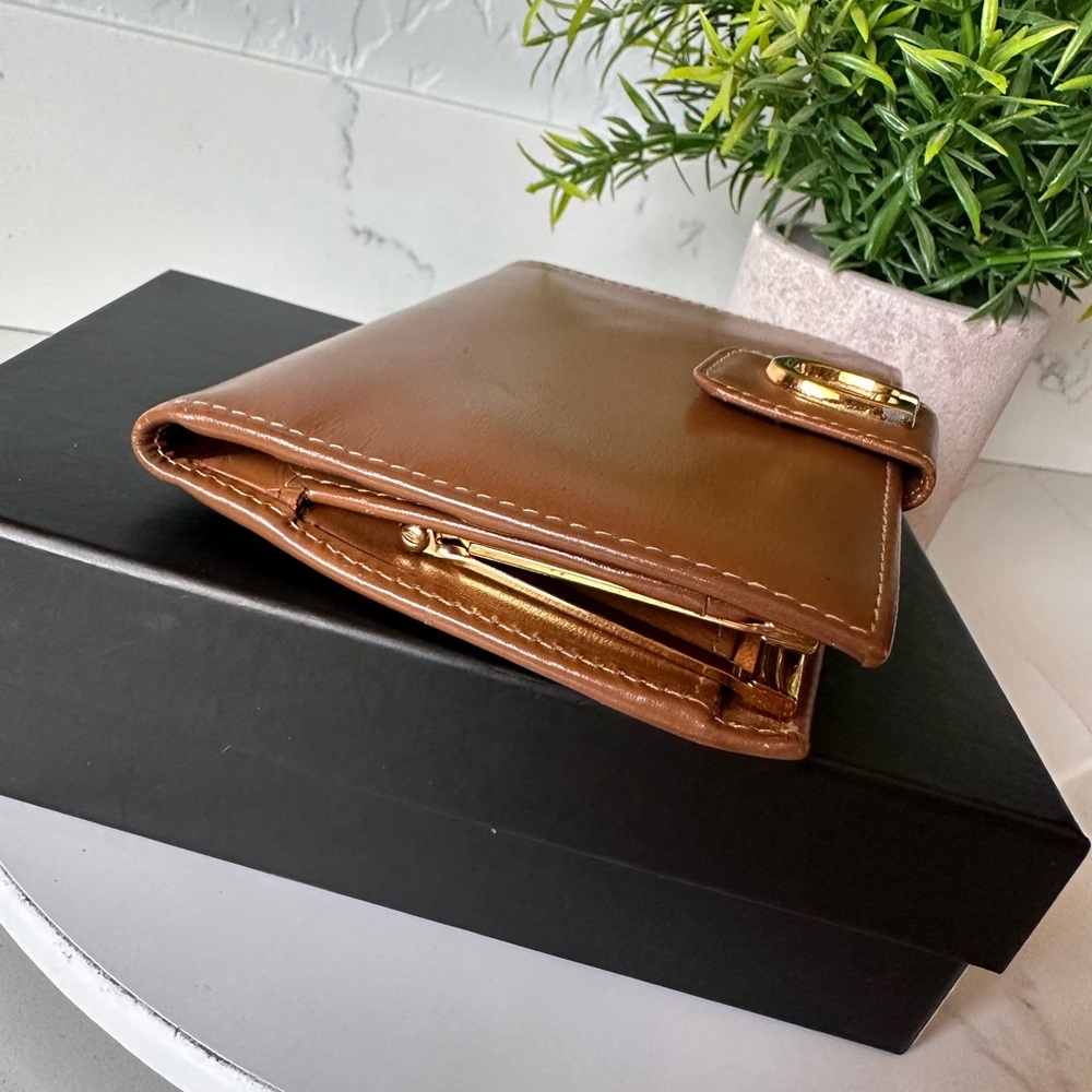 Gucci Authentic Tan Leather Bifold Wallet with Kisslock - Picture 10 of 14